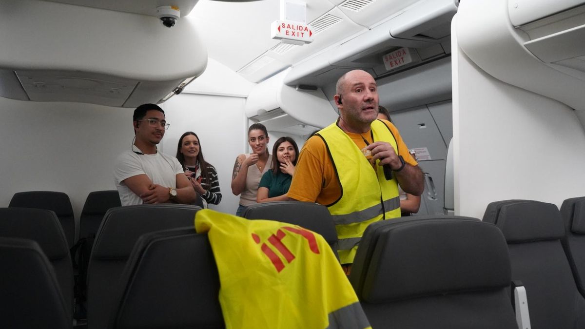 La tripulación practica el protocolo de seguridad. 