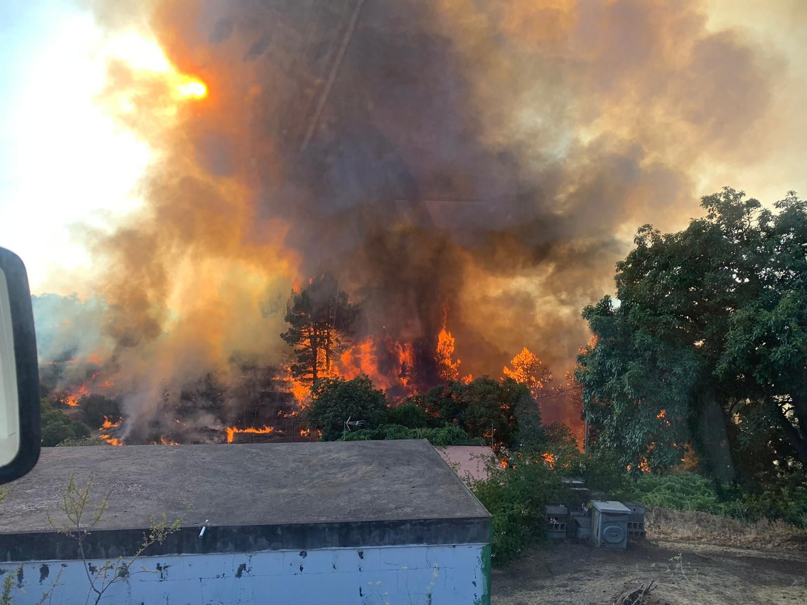 Imagen del incendio en Catela. JUAN ANTONIO PÉREZ