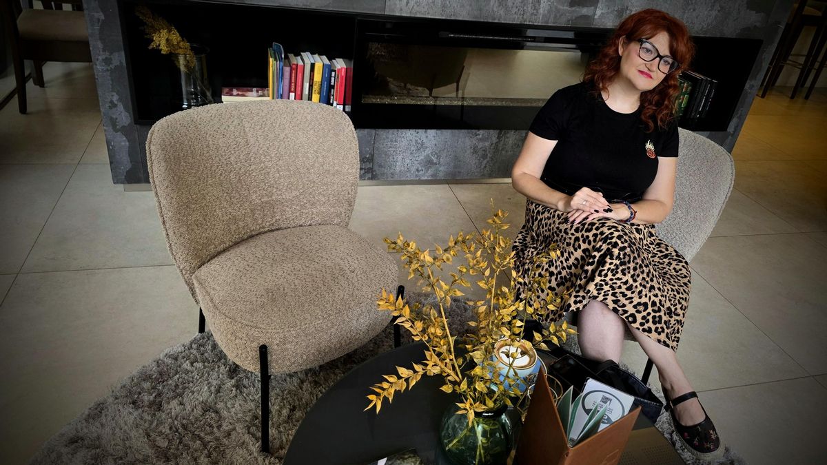 L’autora de Benaguasil, Carme Cardona, a València durant un moment de l’entrevista.