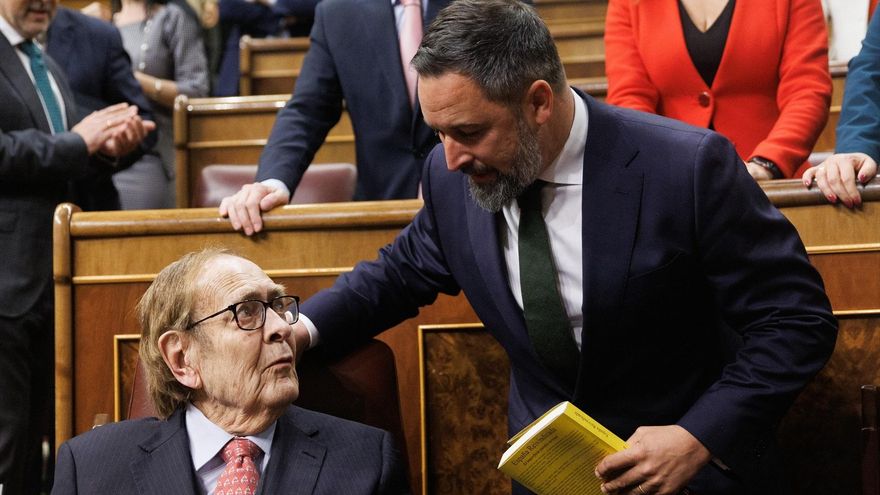 El candidato de la moción de censura, el profesor y economista Ramón Tamames (i) y el líder de VOX, Santiago Abascal (d), a su llegada a un debate de la moción de censura