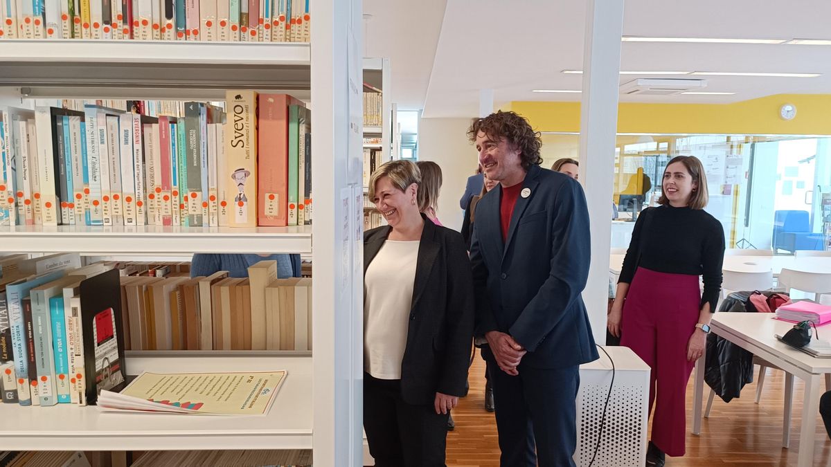 La consellera Raquel Tamarit, en su visita a la EOI de Elche.