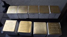 Placas en conmemoración de víctimas del Holocausto en Puertollano