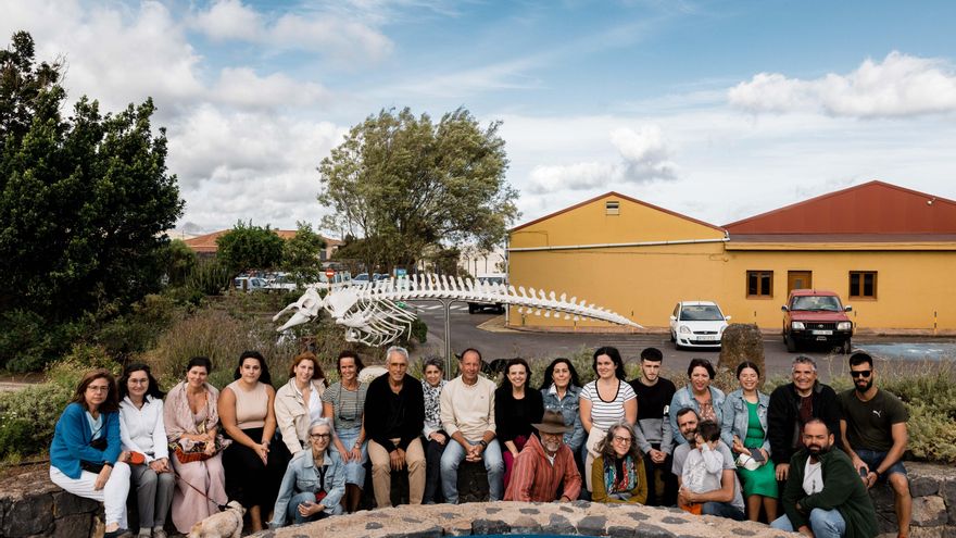 Personal de La Tahonilla posa junto al recién colocado esqueleto de calderón