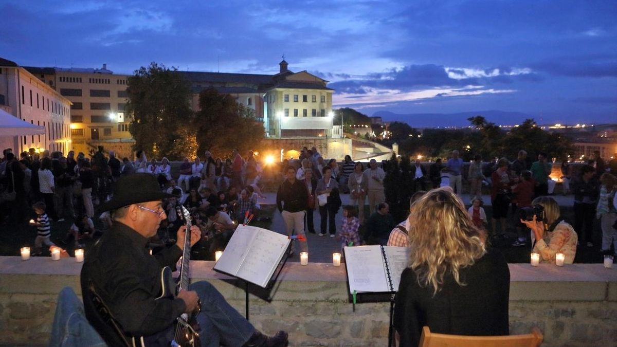 La muralla de Pamplona se volverá a iluminar este sábado con miles de velas en la última sesión del verano