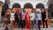 Foto del reparto de la obra de teatro 'Metamorfosis' tras la rueda de prensa el 29 de julio con motivo de la presentación de la obra en la 65º edición del Festival Internacional de Teatro Clásico de Mérida. La versión de Mary Zimmerman, bajo la dirección de David Serrano (5i), cuenta con los actores Pilar Castro, María Hervás, Belén Cuesta, Secun de la Rosa, Concha Velasco, Pepe Ocio, Edu Soto, Pepe Viyuela, Adrián Lastra (izq-der) y Ángela Cremonte como protagonistas.
