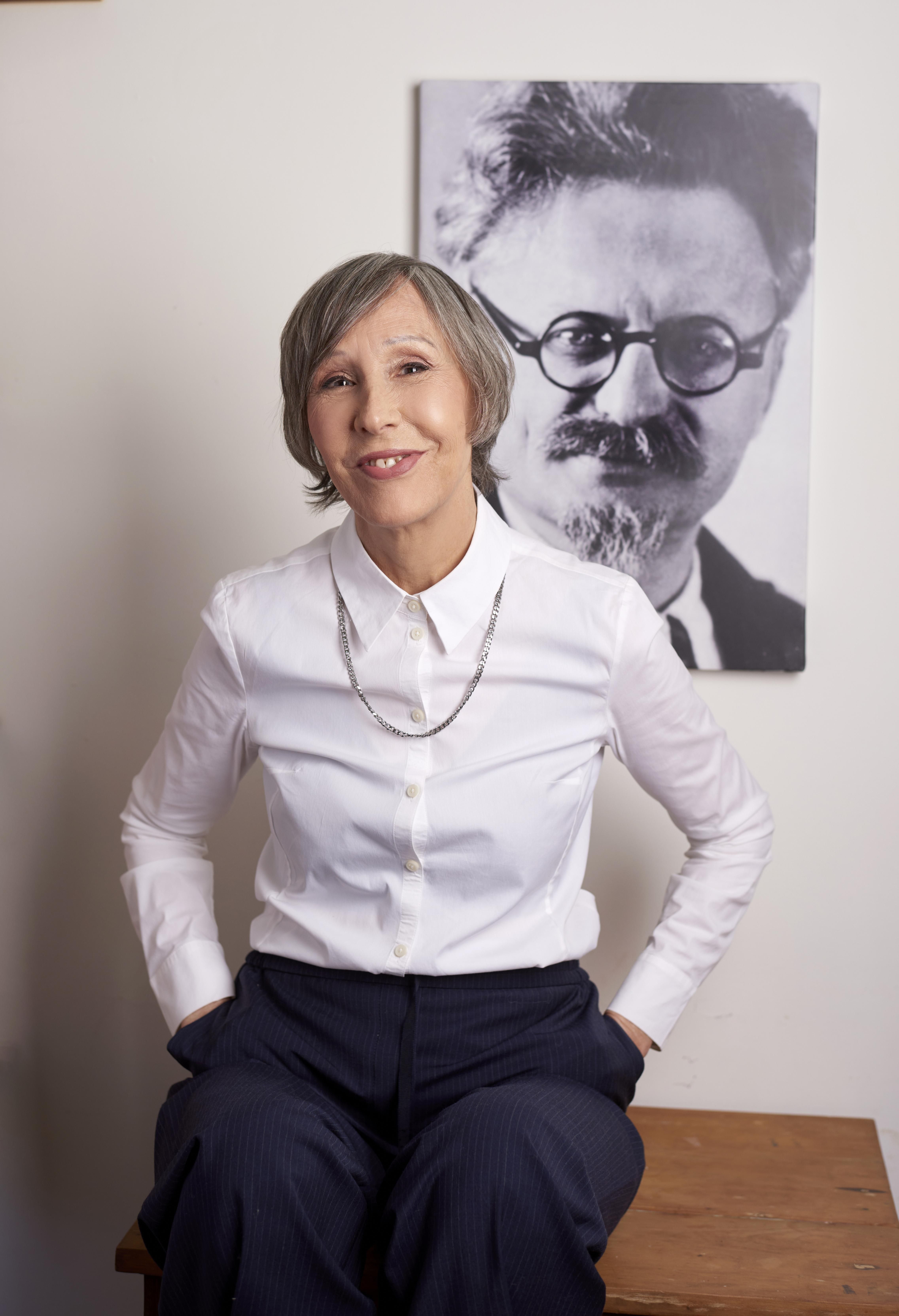 Laura Ramos nació en Buenos Aires, en 1956. Hija de la referente feminista Faby Carvallo y del historiador y político de izquierdas Jorge Abelardo Ramos, creció en circuitos intelectuales entre Argentina, Uruguay y México.