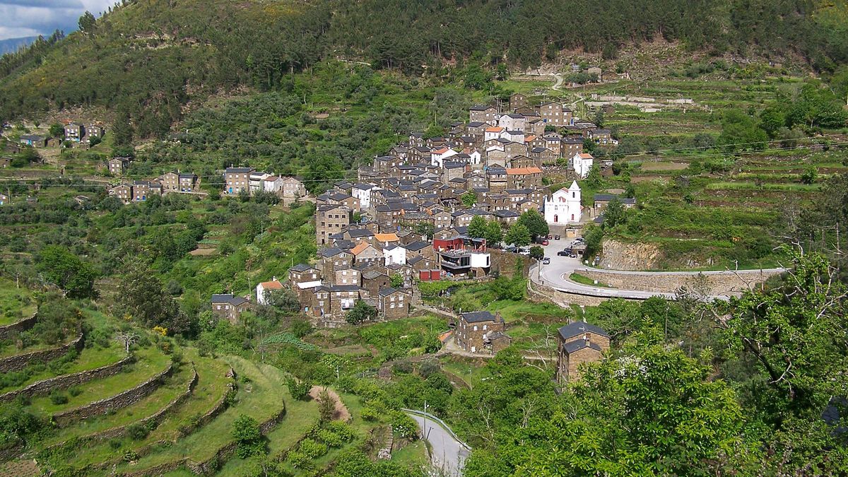 Llegar a esta localidad de Portugal permite contemplar todo un anfiteatro de casas grises que conforman el casco urbano de la aldea