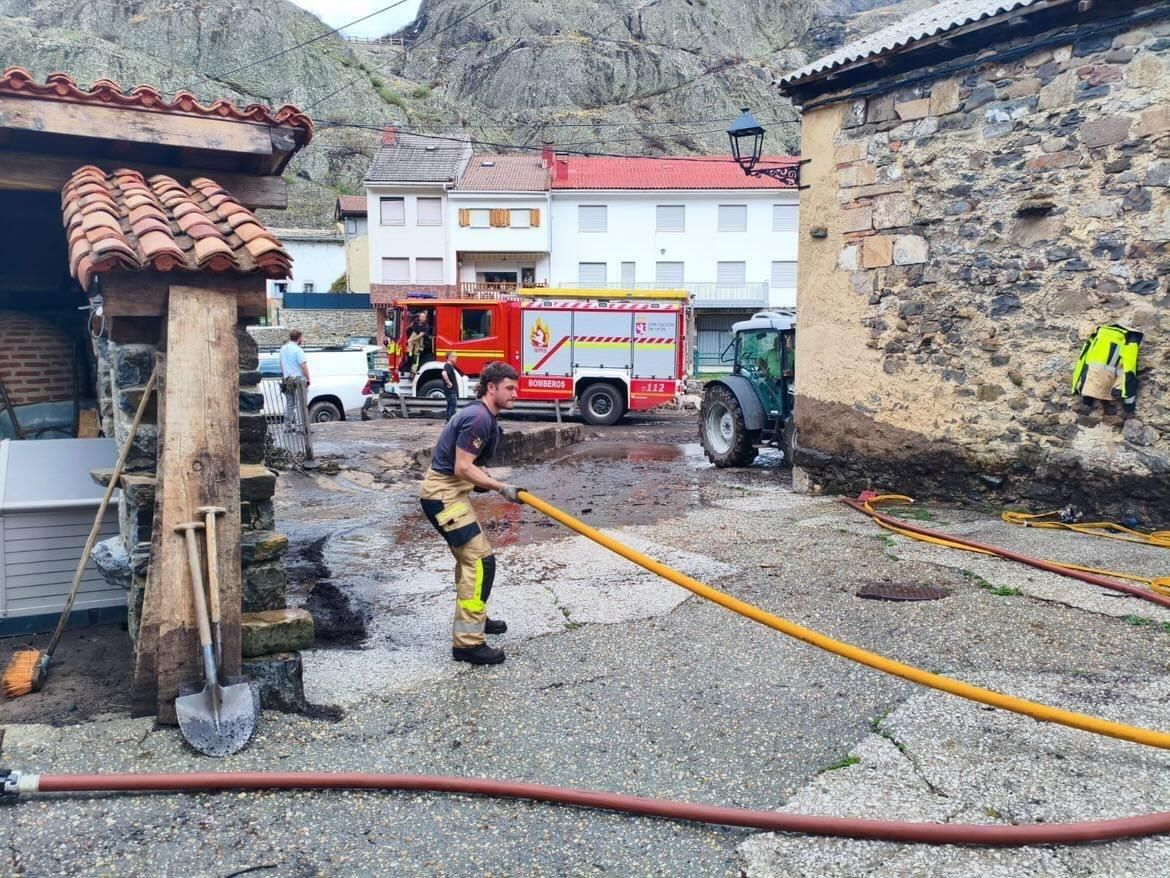 Actuación de los Bomberos de la Diputación de León en Portilla de la Reina.