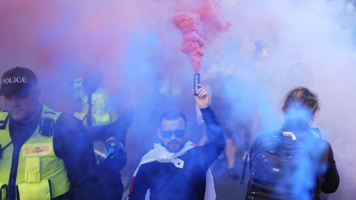 Un grupo de manifestantes protesta contra el alojamiento de refugiados junto a un hotel en Epping, Inglaterra, el 31 de agosto.