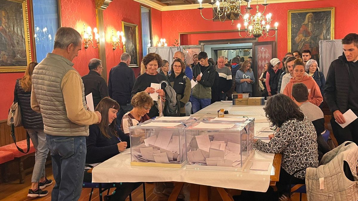 Un momento de la votación de este domingo en el ayuntamiento de Jaca.