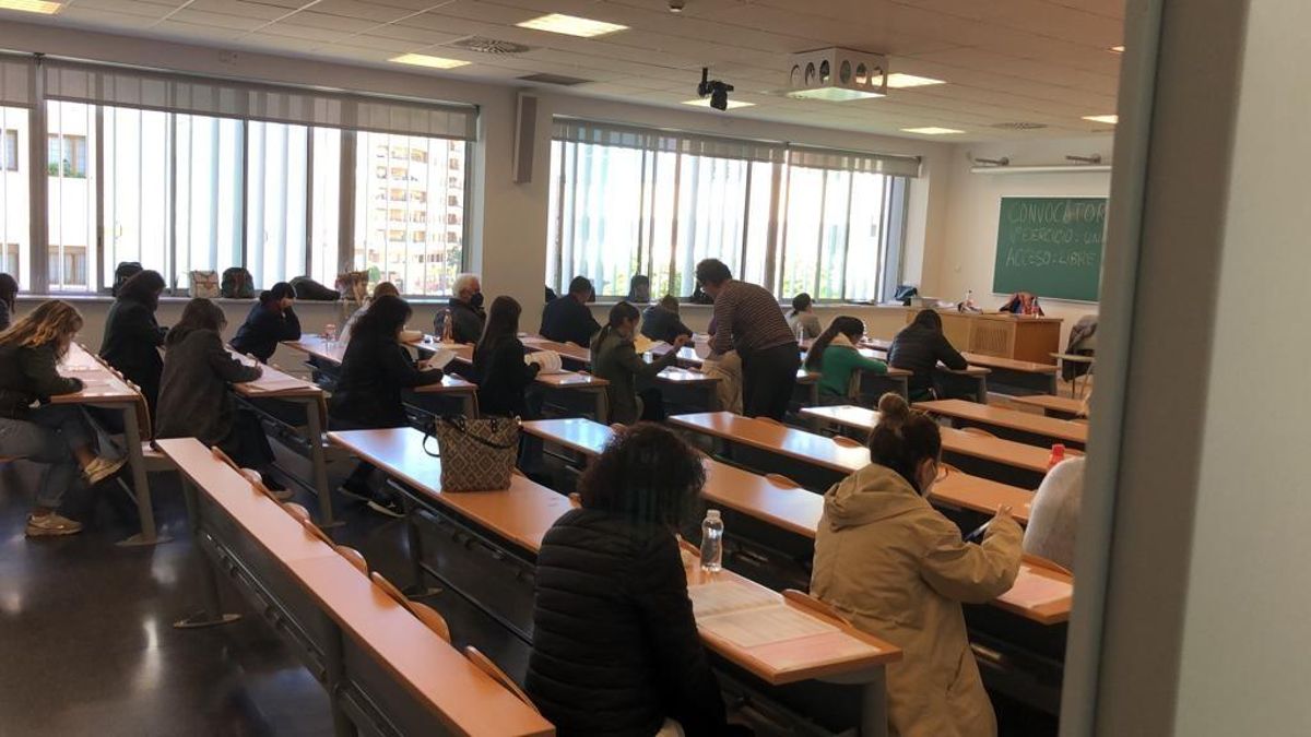 Archivo - La Junta habilita 550 aulas universitarias en 27 sedes repartidas por la región para las oposiciones de administrativo