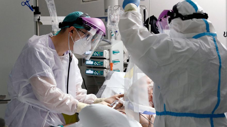 Médicos de UCI atienden a un paciente de Coronavirus. EFE/Juan Carlos Cárdenas/Archivo
