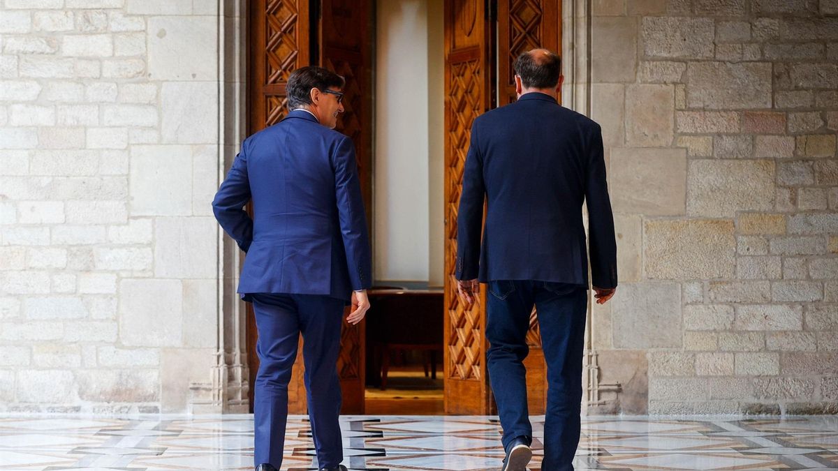 El president Salvador illa y el líder de ERC, Oriol Junqueras, durante la firma del acuerdo de presupuestos