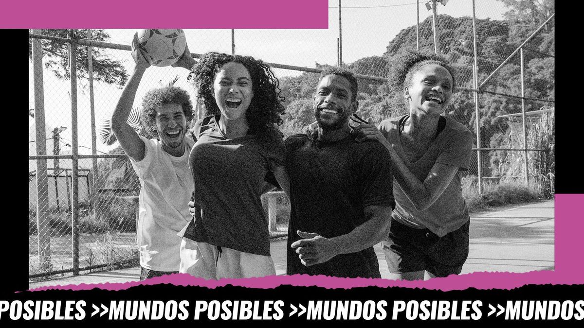 Foto de archivo de adultos jugando al fútbol