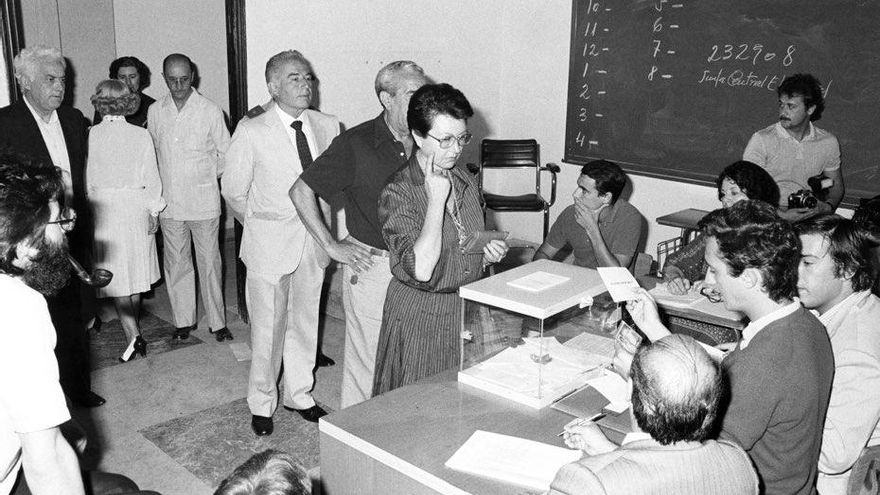 Cola de personas para votar en las elecciones del 23 de mayo de 1982.