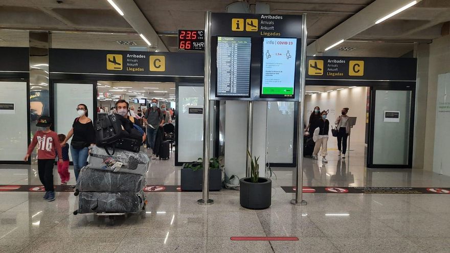 Turistas británicos llegando al aeropuerto de Palma.