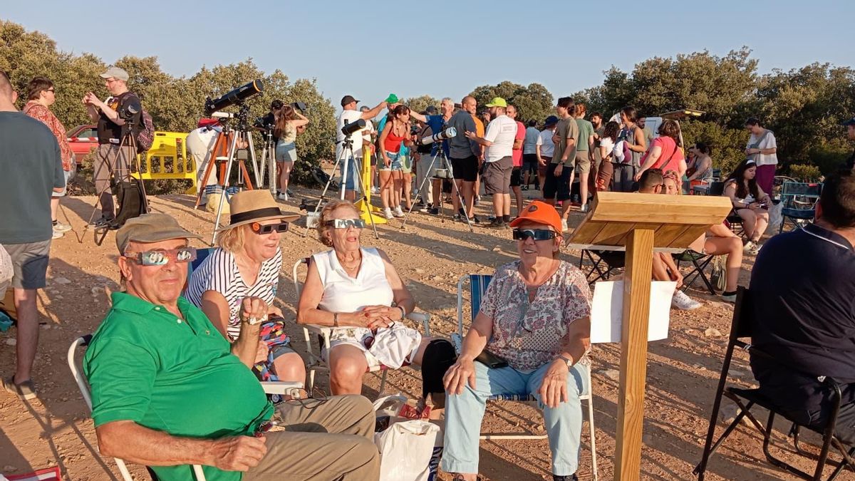Varias personas en Chiloeches (Guadalajara) durante el eclipse total de Sol