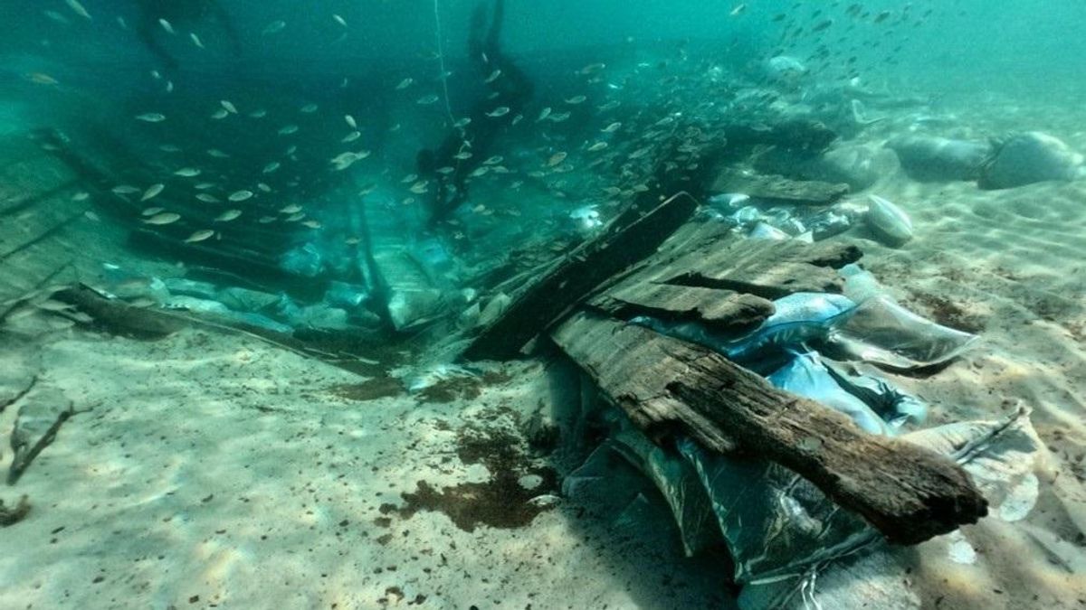 La Armada recupera la quilla del barco romano oculto desde hace 1.700 años bajo las aguas de la playa de Palma