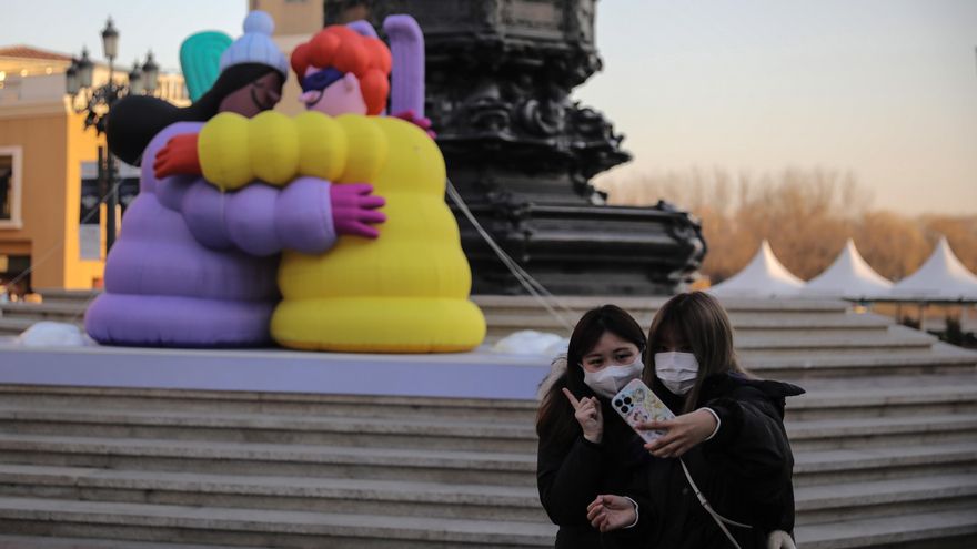 Dos jóvenes se hacen un selfieen en una plaza de Pekín. EFE/EPA/WU HONG