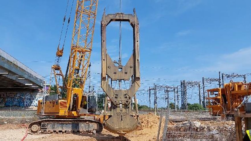 Una máquina excavadora en las obras del Canal del Acceso.