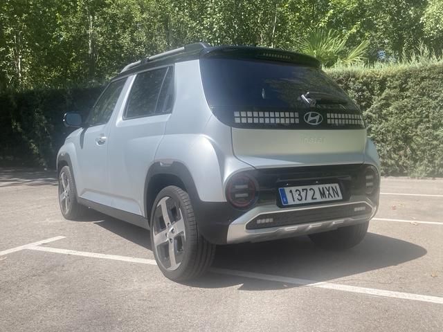 Además de corto, el Inster es estrecho y bastante alto.