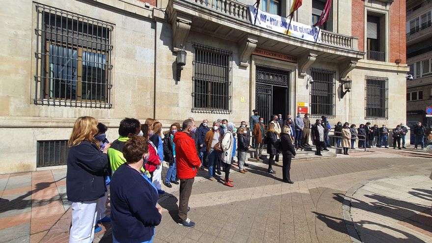 Minuto de silencio frente a la Delegación del Gobierno en León.