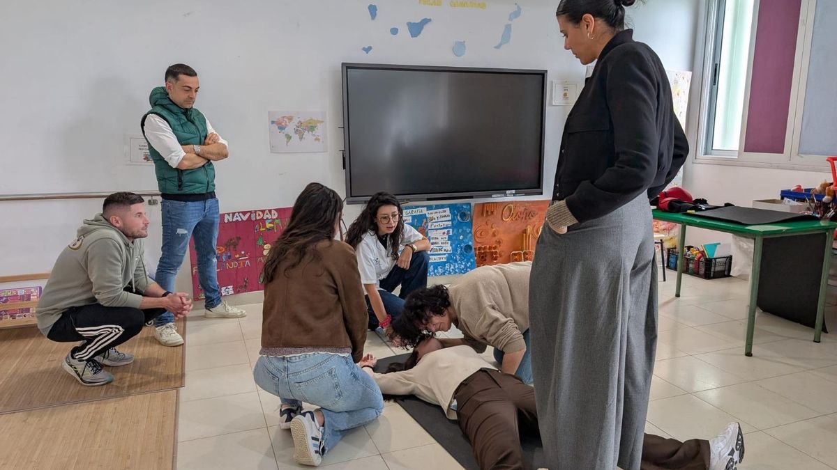 Profesionales del Área de Salud de La Palma forman a 600 escolares y docentes en alimentación saludable y primeros auxilios