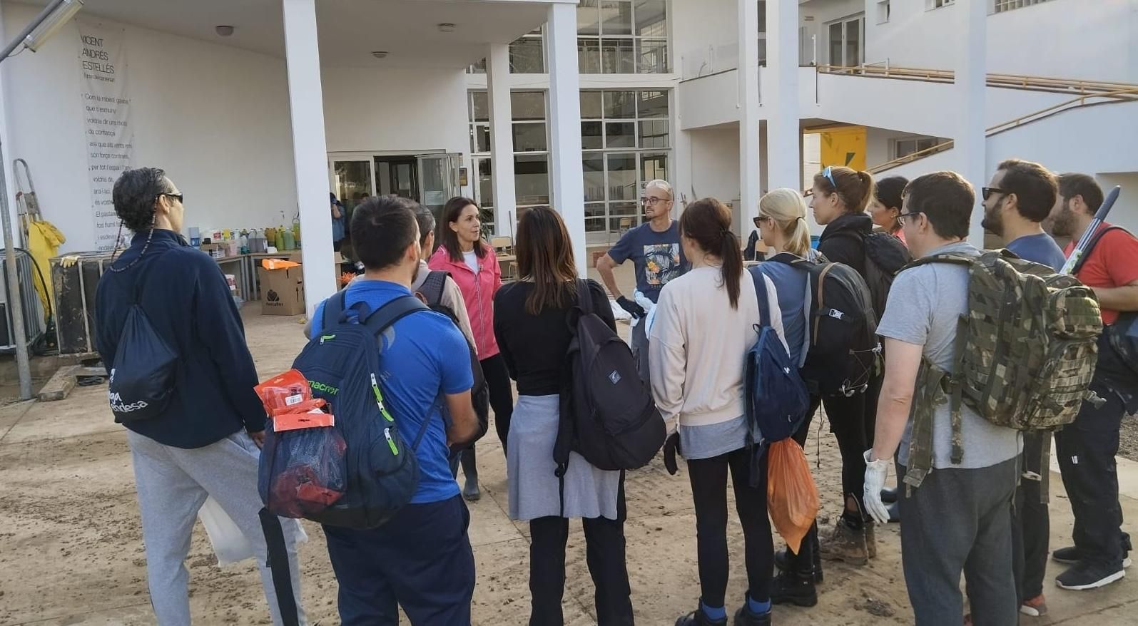 Endesa lanza un fondo de ayuda a los damnificados por la DANA de un millón, condona facturas y moviliza empleados de toda España.