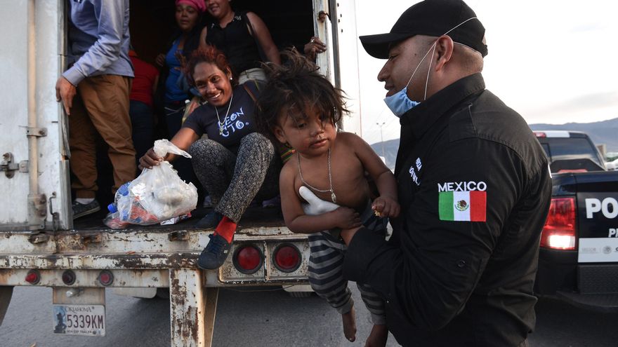 Hallan a 209 migrantes en un tráiler abandonado en el sureste de México