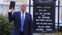 El presidente posa con la Biblia frente a la iglesia St johns', cerca de la Casa Blanca.
