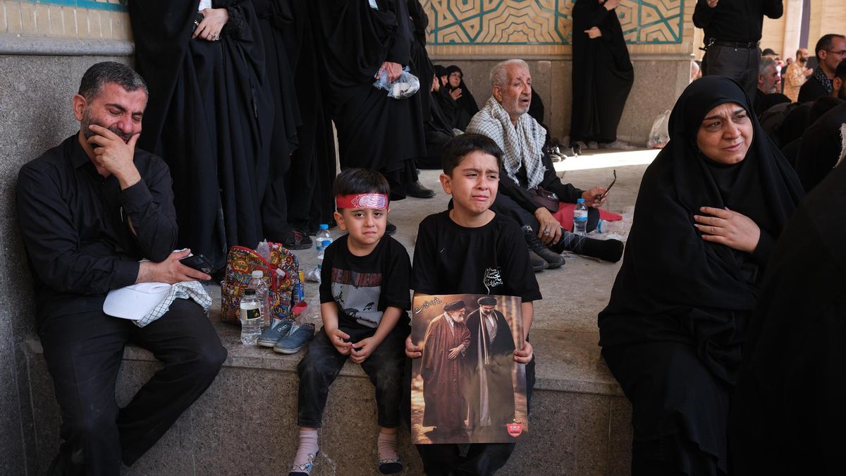 Un grupo de personas participa en los funerales del asesinado líder supremo de Irán Alí Jameneí en la mezquita Mosala de Teherán.