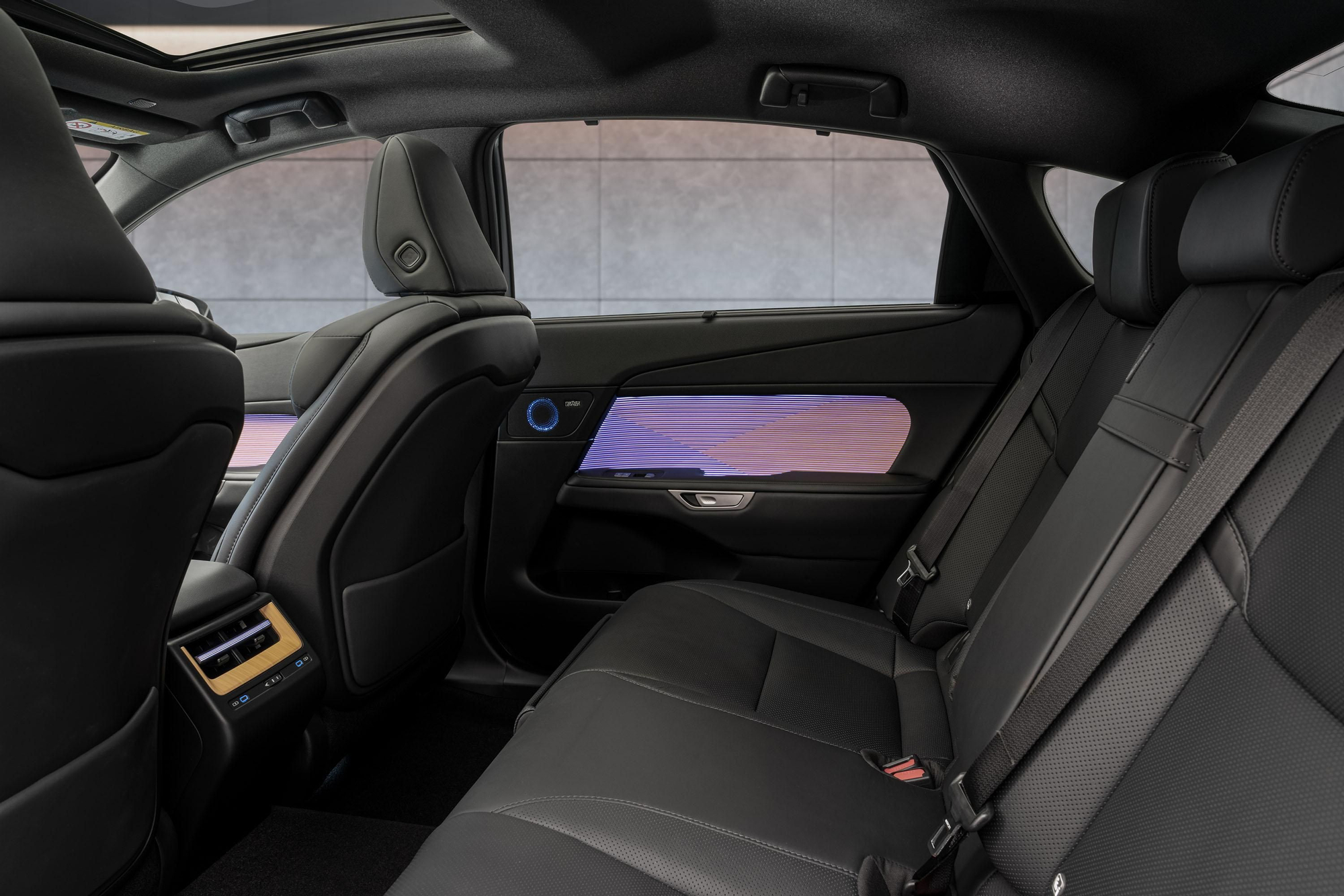 Las plazas traseras ganan amplitud e incorporan detalles de impresión avanzada.