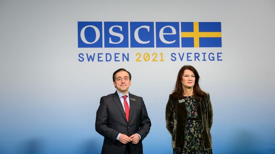 El ministro de Asuntos Exteriores, UE y Cooperación, José Manuel Albares, y su homóloga de Suecia, Ann Linde, durante la cumbre de la OSCE en Estocolmo