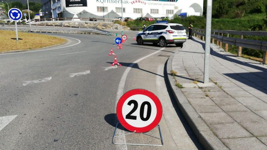 Control policial para vigilar el cierre perimetral