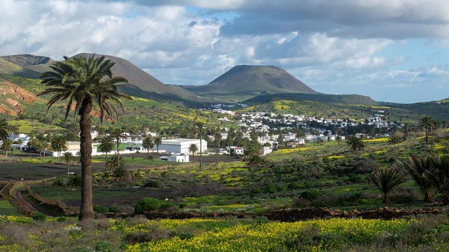 La localidad de Haría, con el Volcán de La Corona al fondo