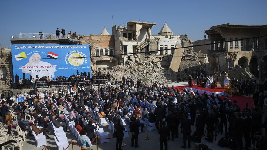 Mosul (Iraq), 07/03/2021.- Pope Francis attends a prayer for the victims of the war at Church Square, Mosul, Iraq, 07 March EFE/EPA/ALESSANDRO DI MEO