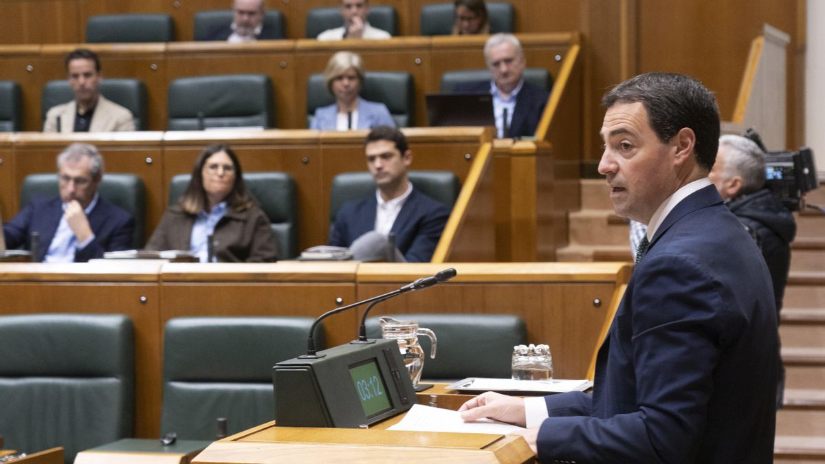 Imanol Pradales en el pleno del Parlamento Vasco.
