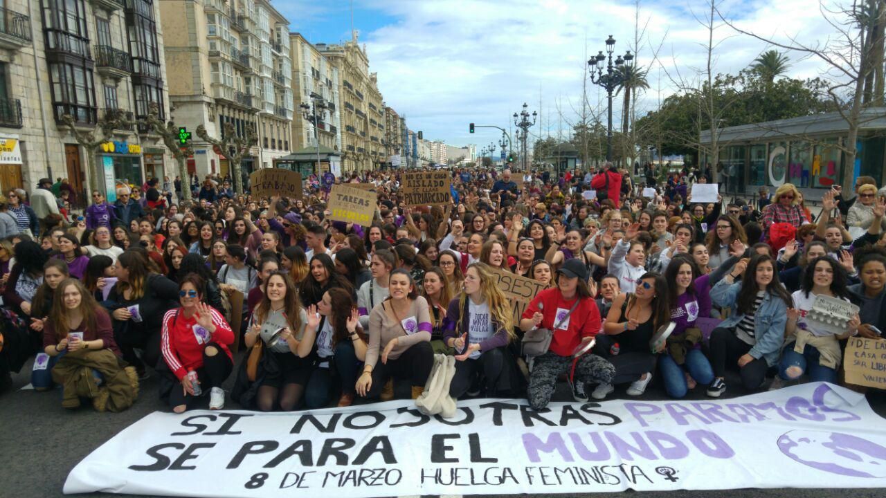 Una de las sentadas durante la manifestación feminista en homenaje a las asesinadas por violencia machista. | RUBÉN VIVAR