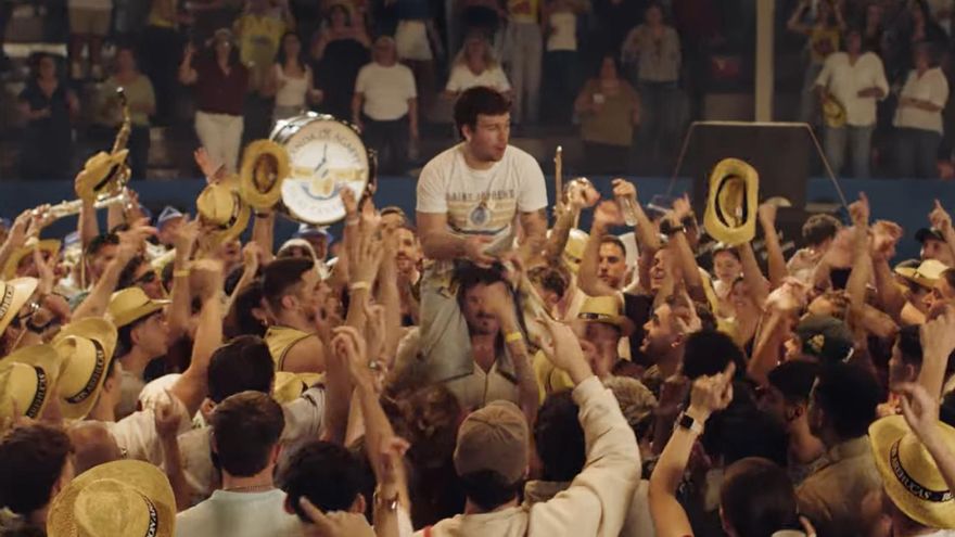 Mucho carnaval y más amor a Canarias en 'Ni borracho', la nueva canción de Quevedo