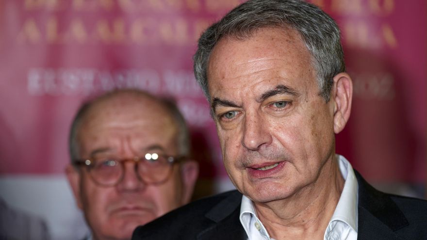 El expresidente del Gobierno, José Luis Rodríguez Zapatero, presenta el libro 'Eustasio Meneses Muñoz (1882-1941) De la casa del Pueblo a la Alcaldía de Ávila', de Francisco Arrabal López, este lunes en la capital abulense. EFE/ Raúl Sanchidrián