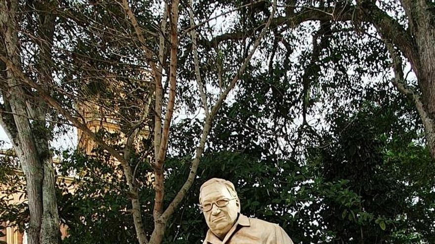 Fotografía de archivo particular que muestra una escultura del expresidente Belisario Betancur, del artista colombiano Joaquín Restrepo, Barichara (Colombia).