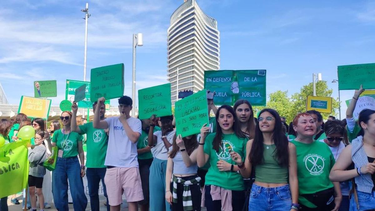 A la concentración en Zaragoza han acudido docentes, alumnos y familias