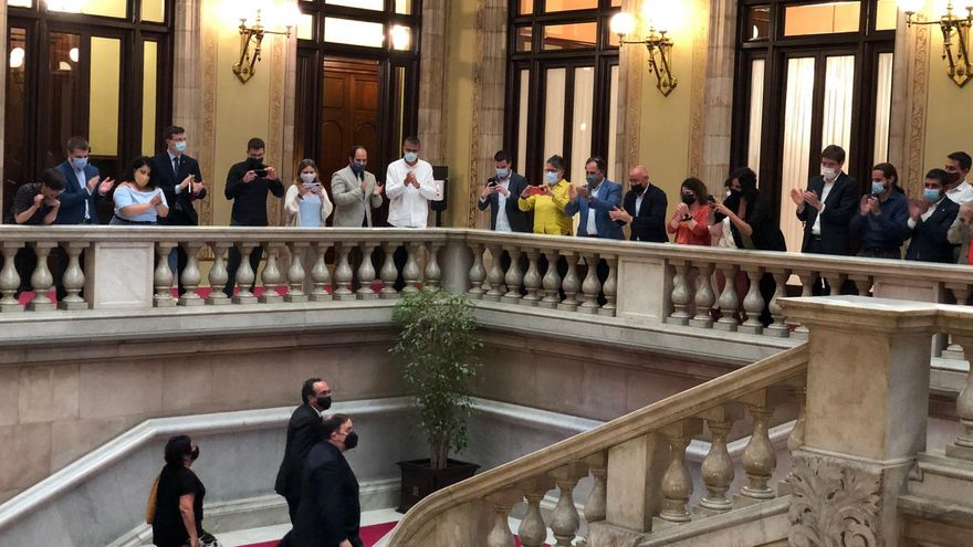 El líder de ERC, Oriol Junqueras, y los exconsellers de la Generalitat Josep Rull y Dolors Bassa a su llegada al Parlament tras ser indultados por el 1-O a 28 de junio de 2021, en Barcelona.