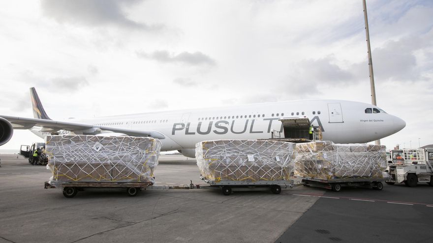 El avión ha llegado este sábado al aeropuerto de Gran Canaria en un avión procedente desde Shangai con 18.000 kilos de material sanitario.