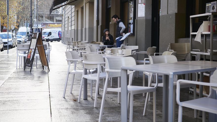 Terrazas en un bar de Pamplona, Navarra (España), a 17 de diciembre de 2020. Navarra reabre hoy el interior de los locales de hostelería con aforo al 30% tras casi dos meses de cierre por las restricciones frente al Covid-19.