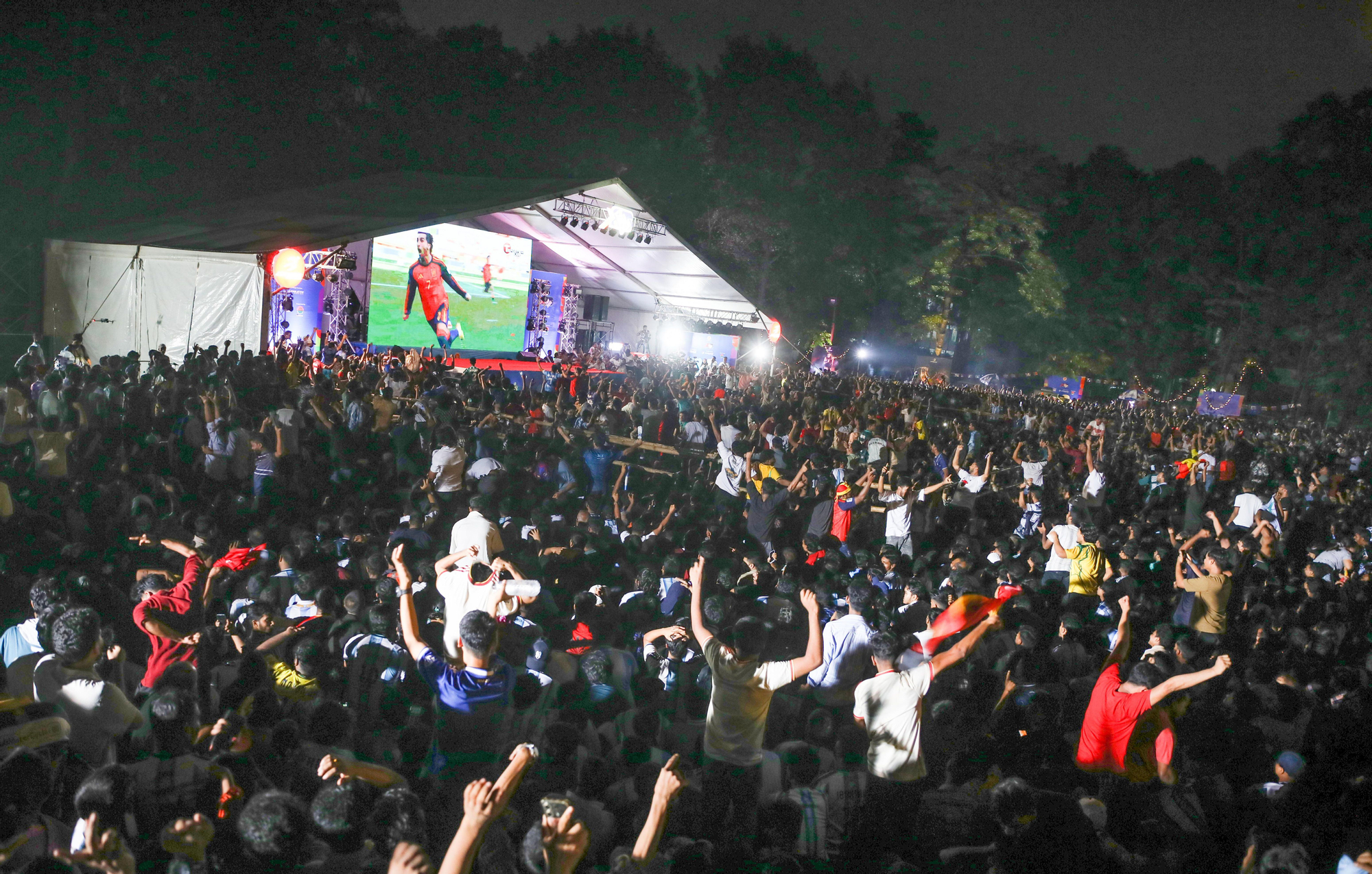 La celebración del gol de España en una pantalla gigante instalada en la Universidad de Dhaka, en Bangladesh