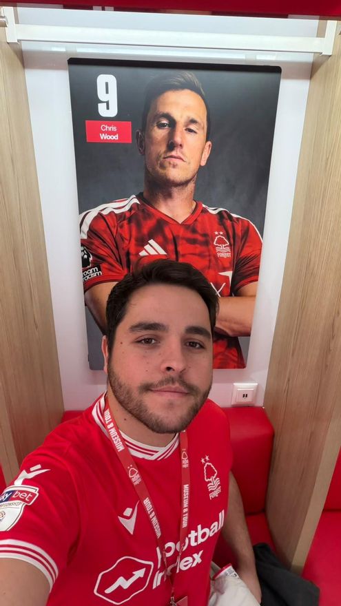 Vestuario del Nottingham Forest, junto al asiento del delantero Chris Wood