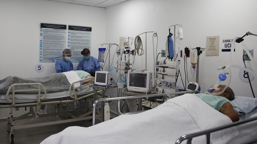 Profesionales de la salud atienden a pacientes en la unidad de cuidados intensivos para enfermos de covid-19 en Medellín (Colombia), en una fotografía de archivo. EFE/Luis Eduardo Noriega A.