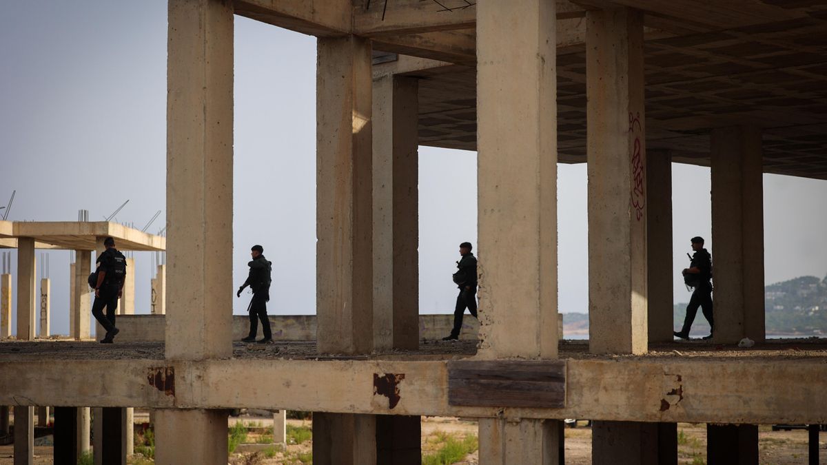 Agentes de la Guardia Civil patrullan las vigas del hotel abandonado. El Ayuntamiento prevé la posible demolición tras años de quejas vecinales.