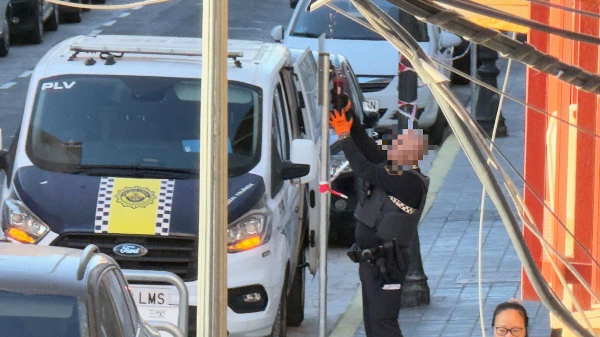 La Policía Local desmonta la señalización 'casera' de un hotel en El Cabanyal.